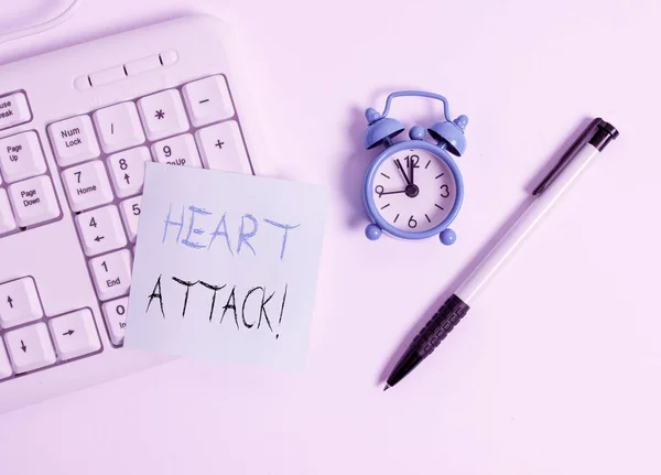 Textzeichen mit Herzinfarkt. konzeptionelles Foto plötzliches Auftreten einer koronaren Thrombose, die zum Tod führt weiße PC-Tastatur mit leerem Notizpapier über weißem Hintergrund. — Stockfoto