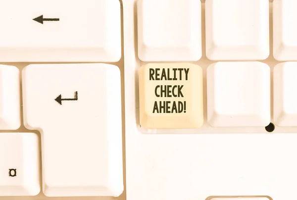 Texto de escritura de palabras Reality Check Ahead. Concepto de negocio para les hace reconocer la verdad sobre situaciones o dificultades Teclado blanco para PC con papel de nota vacío sobre el espacio de copia de la tecla de fondo blanco . —  Fotos de Stock