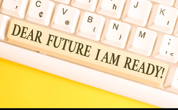 Escrita à mão escrita de texto Dear Future I Am Ready. Conceito que significa estado adequado para ação ou situação sendo totalmente preparado Teclado de PC branco com papel de nota vazio acima da cópia da chave de fundo branco — Fotografia de Stock