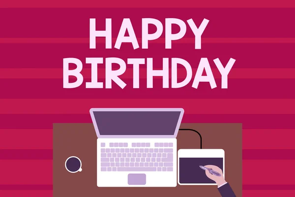 Znak tekstowy przedstawiający Happy Birthday. Zdjęcie koncepcyjne rocznica urodzenia demonstracji obchodzony jest z prezentami widok górny laptop drewniany pracownik biurowy rysunek tabletka kawy. — Zdjęcie stockowe