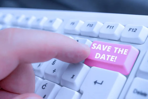 Escrevendo nota mostrando Save The Date. Foto de negócios mostrando eventos organizando bem fazer dia organizadores de eventos especiais Teclado pc branco com papel de nota acima do fundo branco . — Fotografia de Stock