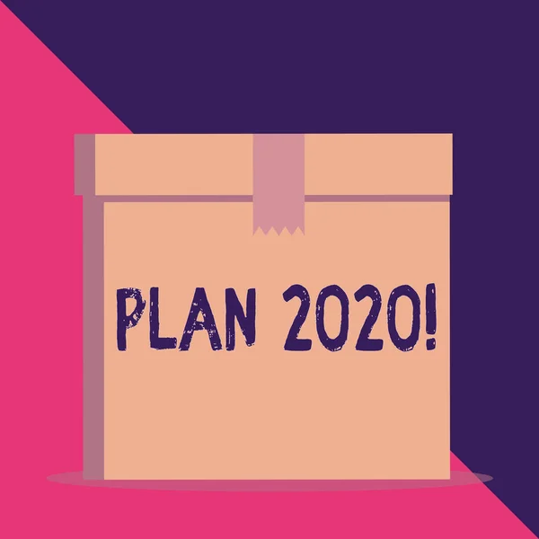 Plan 2020'yi gösteren not yazma. İş fotoğraf yapmak veya gelecek yıl bir şey elde etmek için ayrıntılı teklif vitrine ön görünüm kahverengi karton mühürlü kutu kapağı kadar kapatın. Boş arka plan. — Stok fotoğraf