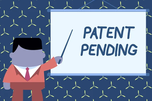Znak tekstowy przedstawiający patent pending. Koncepcyjny zdjęcie wniosek już złożony, ale jeszcze nie przyznane kontynuacja ochrony biznesmen stojący na przednim ekranie projektora wskazującym na pomysł projektu. — Zdjęcie stockowe
