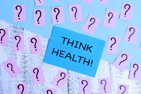 Texto de escritura de palabras Think Health. Concepto de negocio para el estado de completo bienestar físico mental y social Papeles garabateados y desmenuzados con cartón grueso sobre mesa de madera . — Foto de Stock