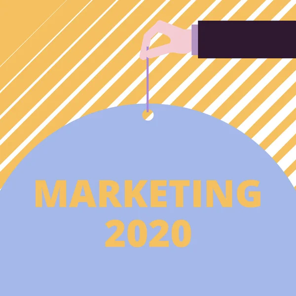 Značka textu ukazující marketing 2020. Konceptuální fotografie komerční trendy pro 2020 nový rok propagační akce rukou uchopte velký poloviční kulatý papír s palcem a ukazováčkem. — Stock fotografie