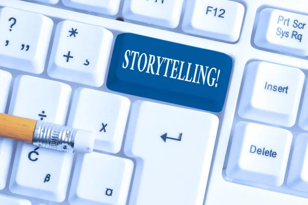 Handgeschreven tekst storytelling. Concept betekenis activiteit schrijven verhalen voor het publiceren naar openbare witte PC-toetsenbord met lege Opmerking papier boven witte achtergrond sleutel kopiëren ruimte. — Stockfoto