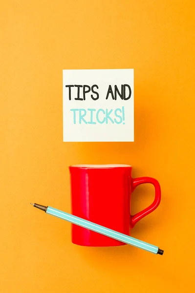 Schrijf de notitie met tips en trucs. Zakelijke fotopresentatie betekent stuk advies misschien suggestie hoe verbeteren front View koffie kopje gekleurde Sticky Note pen dooier kleur achtergrond. — Stockfoto