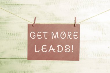 Kelime yazma metni Daha Fazla Müşteri Adayı alın. Başlatma tüketici ilgi veya soruşturma ürünleri veya hizmetleri için Iş konsepti Clothesline clothesline dikdörtgen şekilli kağıt hatırlatma beyaz ahşap masa.