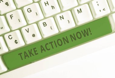 Şimdi Harekete Geç'i gösteren metin işareti. Kavramsal fotoğraf beyaz arka plan tuşu kopyalama alanı üzerinde boş not kağıdı ile sorun Beyaz pc klavye ile resmi veya uyumlu bir şey hedefe ulaşmak yapmak.