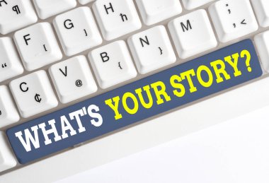 Ne S Your Story Soru gösteren kavramsal el yazısı. Onun geçmiş yaşam eylemleri kariyer veya olaylar beyaz üzerinde not kağıdı ile Beyaz pc klavye hakkında gösteren soran İş fotoğraf metin
