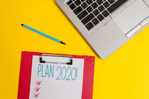 Zapisuji poznámku s plánem 2020. Business Photo Showcase detailní návrh dosažení něčeho dalšího roku moderní kovový notebook schránka na papír. — Stock fotografie