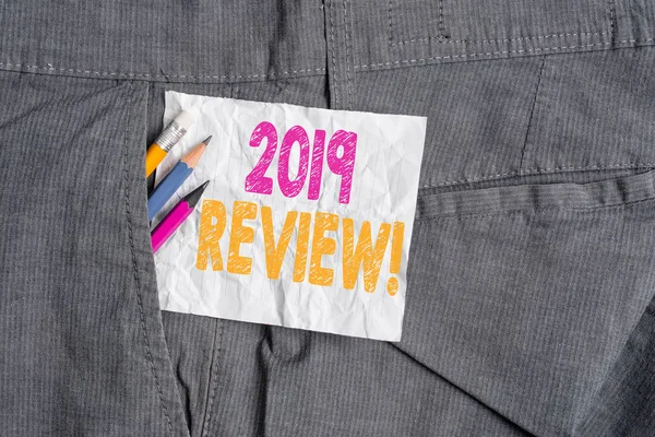 显示 2019 评论的文本符号。概念照片记住过去一年事件的主要行动或良好的显示写作设备和白纸在男人工作裤的口袋里. — 图库照片