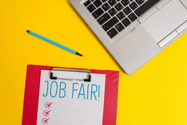 Note d'écriture montrant Job Fair. Photo d'affaires mettant en vedette l'événement dans lequel les employeurs recruteurs donnent des informations aux employés Trendy métal ordinateur portable presse-papiers feuille marqueur fond coloré . — Photo