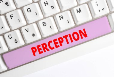 El yazısı metin yazma Algısı. Kavram anlamı bireyler düzenlemek ve duyusal izlenimler beyaz pc klavye beyaz arka plan anahtar kopyalama alanı üzerinde boş not kağıdı ile yorumlamak.