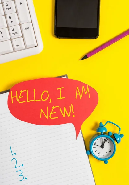 Tekst teken toont Hallo ik ben nieuw. Conceptuele foto gebruikt als begroeting of om telefonisch gesprek te beginnen lege rode bellen papier op de tafel met PC-toetsenbord. — Stockfoto