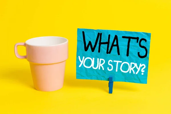 Texto a mano What S Your Story Question (en inglés). Concepto que significa preguntar demostrando sobre sus acciones de la vida pasada carrera o eventos Copa papel vacío azul pinza rectángulo en forma de recordatorio oficina amarilla . — Foto de Stock