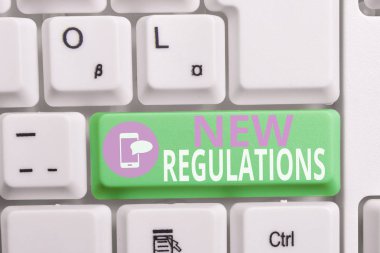 Yeni Düzenlemeler sorusunu gösteren not yazma. İş fotoğraf vitrin kuralları bir şey yapılır şekilde kontrol etmek için hükümet sipariş yaptı Beyaz arka plan tuşu kopyalama alanı üzerinde not kağıdı ile Klavye.