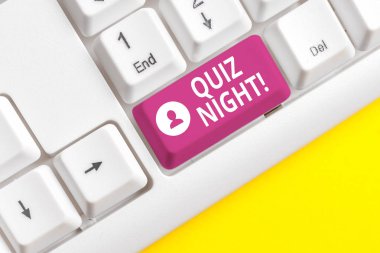 Quiz Night'ı gösteren not yazma. Beyaz arka plan üzerinde not kağıdı ile bireyler arasında akşam test bilgi yarışması vitrine İş fotoğraf.