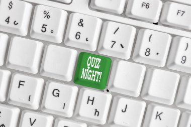 El yazısı metin yazma Quiz Night. Kavram anlamı bireyler arasında akşam test bilgi yarışması Beyaz pc klavye beyaz arka plan tuş kopyalama alanı üzerinde boş not kağıdı ile.