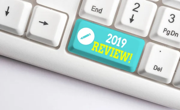 Käsiala teksti 2019 Review. Käsitteen merkitys muistaa viime vuoden tapahtumia tärkeimmät toimet tai hyviä esityksiä Valkoinen pc näppäimistö tyhjä muistilappu yläpuolella valkoinen tausta avain kopiotilaa . — kuvapankkivalokuva