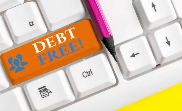 Nota di scrittura che mostra Debt Free. Business photo showcase non possiede alcun denaro a qualsiasi individuo o società tastiera bianca pc con carta nota sopra lo sfondo bianco . — Foto Stock