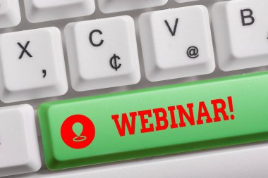 Webinar'ı gösteren kavramsal el yazısı. İş fotoğrafı metni, Internet Klavyesi'nde beyaz arka plan tuşu kopya alanı üzerine not kağıdı içeren bir seminer veya başka bir sunum.