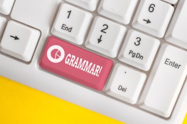 Kelime yazma metin Dilbilgisi. Beyaz arka plan anahtar kopyalama alanı üzerinde boş not kağıdı ile tüm sistem yapısı dil sözdizimi ve morfolojisi Beyaz pc klavye için iş kavramı.
