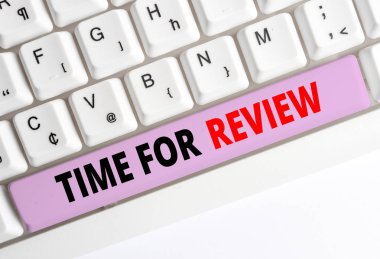 El yazısı metin yazma Time For Review için. Kavram anlamı bir sistem veya durumun resmi muayene beyaz bilgisayar klavye beyaz arka plan anahtar kopyalama alanı üzerinde boş not kağıdı ile gözden geçirilmesi.