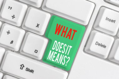 Soru Ne Anlama Geldiğini gösteren metin işareti. Kavramsal fotoğraf bir şey söyledi anlam hakkında birisi soran ve beyaz arka plan tuşu üzerinde boş not kağıdı ile Beyaz pc klavye anlamıyorum