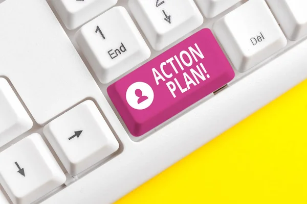 Schreibnotiz mit Aktionsplan. Geschäftsfoto mit vorgeschlagenen Strategien oder Vorgehensweisen für eine bestimmte Zeit weiße PC-Tastatur mit Notizpapier über dem weißen Hintergrund. — Stockfoto