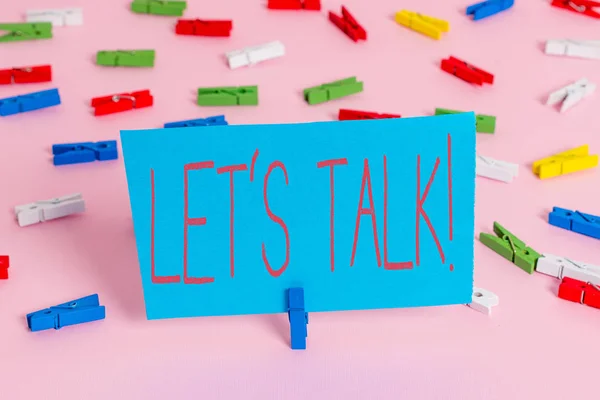 Escribir nota mostrando Let S Talk. Muestra de fotos de negocios que están sugiriendo comenzar una conversación sobre un tema específico Papeles de pinza de ropa coloreados recordatorio vacío pin de oficina de piso rosa . — Foto de Stock
