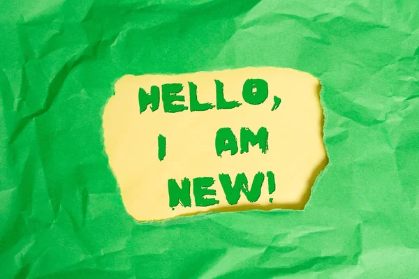 Pisanie notatki pokazano Hello I am New. Business Photo gablota używany jako powitanie lub rozpocząć rozmowę telefoniczną zielony zmięty kolorowy papier arkusz rozdarty kolorowe tło. — Zdjęcie stockowe