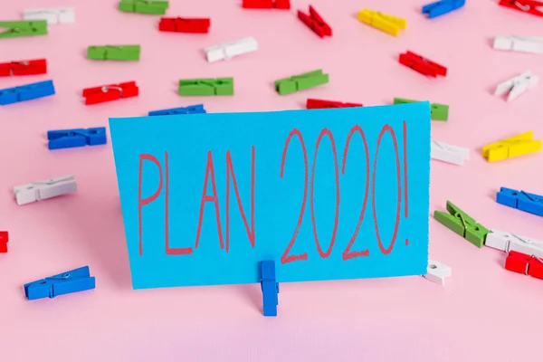Написання нотатки, що показує план 2020 року. Ділові фотографії демонструють детальну пропозицію щодо досягнення чогось наступного року Кольорові папери для одягу порожні нагадування про рожевий штифт для підлоги . — стокове фото