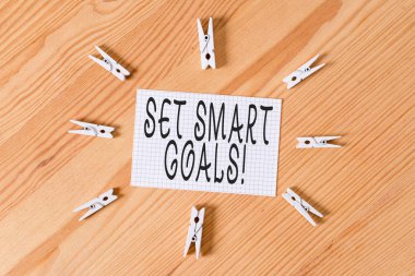 Set Smart Goals'ı gösteren kavramsal el yazısı. Fikirlerinizi odak çabaları açıklamak için Iş fotoğraf metin listesi akıllıca zaman renkli buruşuk kağıtları ahşap zemin arka plan clothespin kullanın.