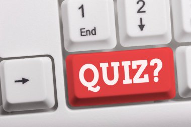 Quiz Soru gösteren not yazma. Bireyler veya takımlar arasında rekabet olarak bilgi nin vitrine İş fotoğraf beyaz arka plan üzerinde not kağıdı ile Beyaz pc klavye.
