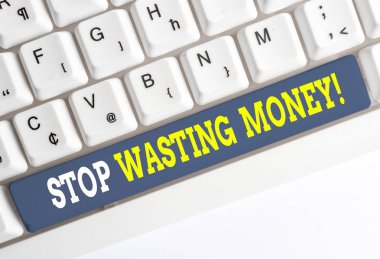 Stop Israf Para gösteren kavramsal el yazısı. Tasarruf başlatmak ve beyaz arka plan üzerinde not kağıdı ile akıllıca Beyaz pc klavye kullanmak için gösteren veya grup reklam gösteren İş fotoğraf metin.