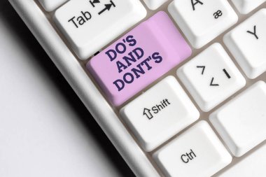 Word yazma metin Do S Ve Dont S Is. Beyaz arka plan tuşu kopyalama alanı üzerinde boş not kağıdı ile bazı faaliyet Beyaz pc klavye ile ilgili Kurallar veya gümrük tavsiye için İş kavramı.