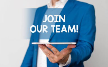 El yazısı metni Ekibimize Katılın. Kavram anlamı belirli bir amaç hedef Adam mavi süit ve beyaz gömlek için birlikte çalışmaya davet elinde cep telefonu tutar.