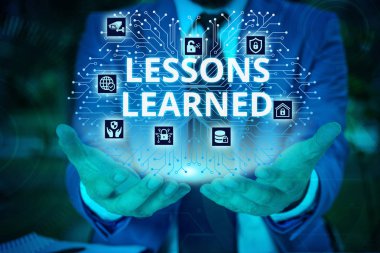 Kelime yazma metin Dersler Öğrendim. Akıllı cihaz kullanarak sunum sunan erkek giyim resmi iş elbisesi deneyimi ile kazanılan bilgi veya anlayış için iş konsepti.