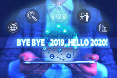 Kelime yazma metin Bye Bye 2019 Merhaba 2020. Geçen yıl veda etmek ve başka bir iyi bir Erkek insan giyim resmi iş elbisesi akıllı cihaz kullanarak sunum sunan karşılama için İş konsepti.