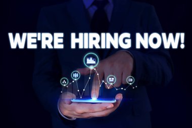 İşe Şimdi İşe Aldığımızı gösteren bir not yazıyorum. Son zamanlarda birini istihdam veya belirli bir iş yapmak için birisi ödemek Vitrine Erkek sunum akıllı cihaz sunan resmi takım elbise giymek.