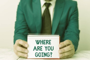 Kelime yazma metni Nereye Gidiyorsun sorusu. İş konsepti için birisi sormak için kullanılan hedef Man yöneldi önünde kopya alanı ile boş kağıt tutar Uzay.