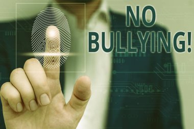 El yazısı metin Hayır Zorbalık. Kavram anlamı çocuklar arasında saldırgan davranışı durdurmak güç dengesizliği Erkek giyim resmi iş elbisesi sunum akıllı cihaz kullanarak sunulması.