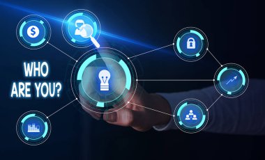 El yazısı metin Kimsin Soru. Kavram anlamı kimliği veya gösteren bilgi Kadın akıllı cihaz kullanarak sunum sunan resmi iş elbisesi giymek.