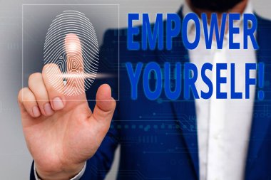 Kendinizi Güçlendirin'i gösteren metin işareti. Kavramsal fotoğraf bizim yaşam ayarı hedefleri kontrol alma ve seçimler yapma Erkek insan giyim resmi iş elbisesi sunum sunan akıllı cihaz kullanarak.