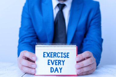 Kelime yazma metin Egzersiz Her Gün. Vücut enerjik hareket için Iş kavramı formda ve sağlıklı Adam onu Space önünde kopya alanı ile boş kağıt tutar.