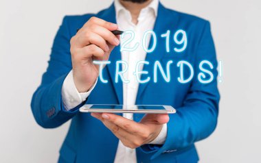 El yazısı metin yazma 2019 Trendleri. Bir şeyin bir şeyin geliştiği veya önünde parmakla iş adamının değiştiği genel yön anlamına gelen kavram.