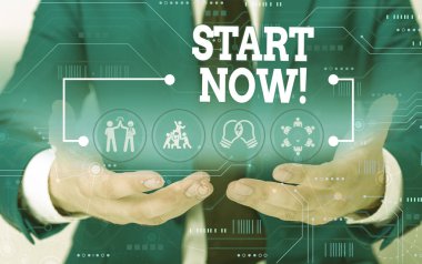 Şimdi Başlat'ı gösteren kavramsal el yazısı. İş fotoğraf vitrin çalışma ya da hemen erkek resmi takım sunum akıllı cihaz sunan giyim şeyler yapıyor çekinmeyin.