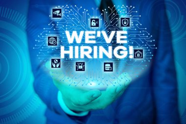 Kelime yazma metni Biz İşe vardır. Son zamanlarda birisi istihdam veya belirli bir iş yapmak için birisi ödemek için İş konsepti Erkek giyim resmi iş elbisesi akıllı cihaz kullanarak sunum sunan.