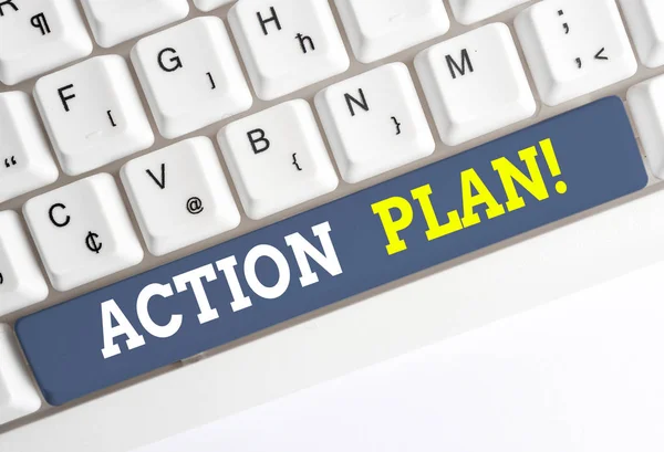 Ecriture conceptuelle montrant le plan d'action. Texte de la photo d'affaires stratégie proposée ou plan d'action pour un certain temps Clavier pc blanc avec papier note au-dessus du fond blanc . — Photo